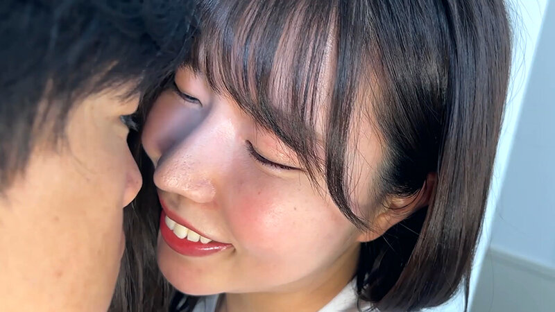 「【素人お姉さん】まいなちゃんがM男に濃厚キス・接吻！ナンパで出会った美女の甘いキステクニック」のサンプル画像2枚目
