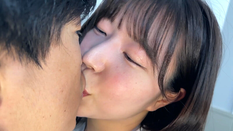 「【素人お姉さん】まいなちゃんがM男に濃厚キス・接吻！ナンパで出会った美女の甘いキステクニック」のサンプル画像3枚目