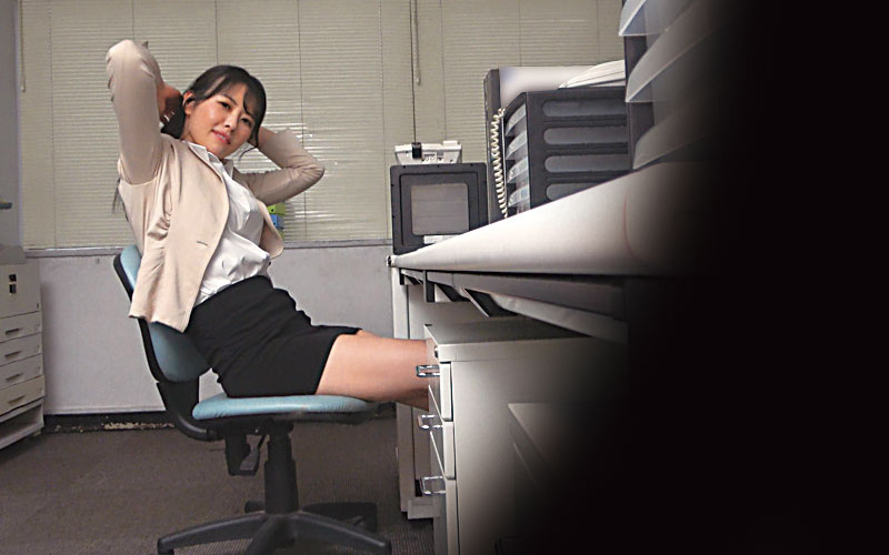 「【熟女】美熟女に見つめられながらの主観オナニーサポート動画｜興奮必至の射精体験」のサムネイル