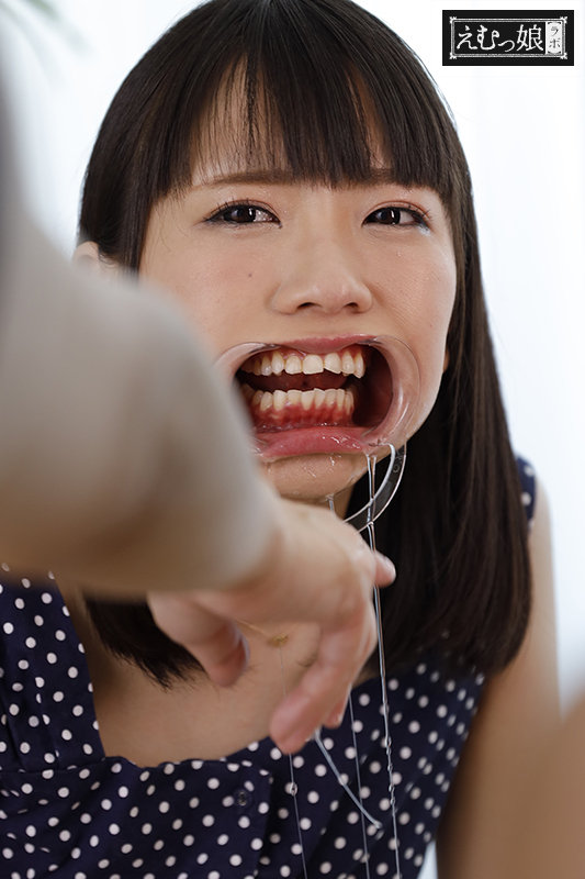 「スレンダー美少女が初めてのイラマチオに挑戦!喉奥貫通で涙目になる姿が話題」のサンプル画像10枚目