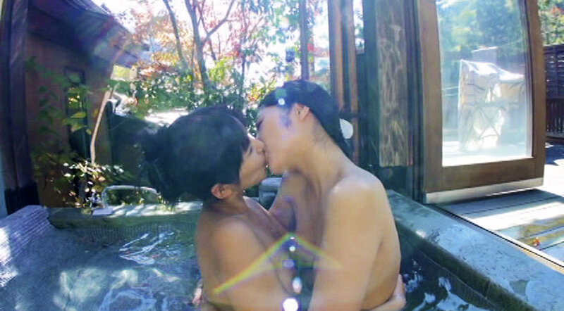 「【人妻・主婦】不倫旅行で燃え上がる禁断の乱交プレイ|AIリマスター版で蘇る背徳の湯恋物語」のサンプル画像15枚目