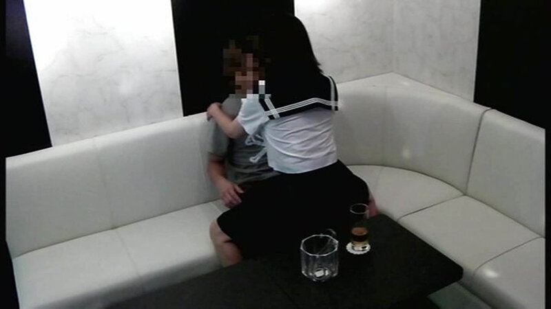 「【素人美少女】ハプバー常連だけが知る裏メニュー盗撮映像｜別室での秘密サービスをのぞき見」のサムネイル