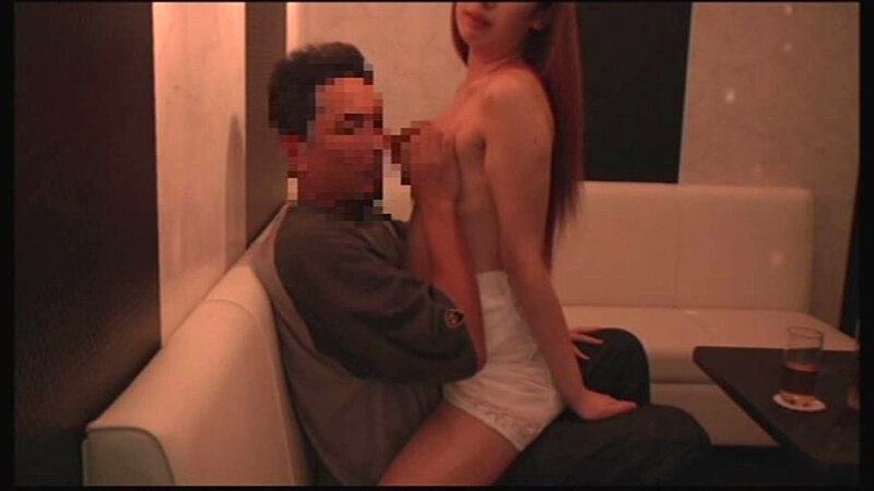 「【素人美少女】ハプバー常連だけが知る裏メニュー盗撮映像｜別室での秘密サービスをのぞき見」のサンプル画像9枚目