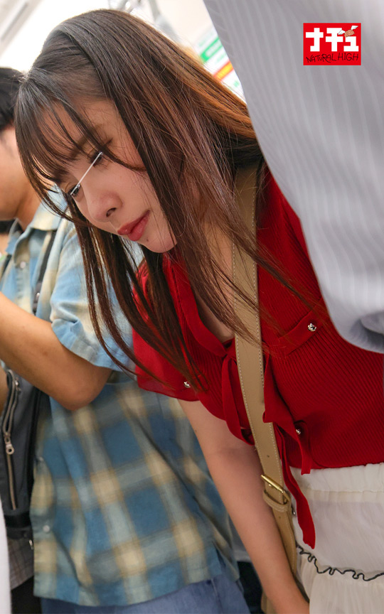 「【素人】彼氏の隣で声を我慢する敏感小柄娘の痴漢プレイ動画｜隠れエロ顔が興奮必至」のサンプル画像2枚目