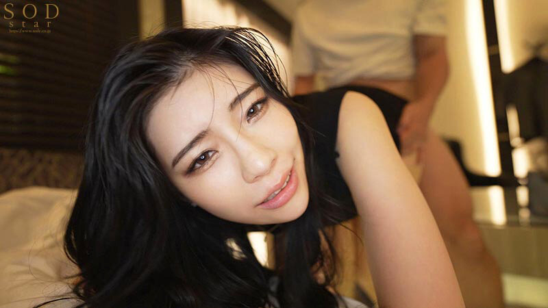 「【素人れい】Sクラス巨乳美女とハメ撮り中出し＆イラマチオ！高級愛人との濃厚プレイ」のサンプル画像4枚目