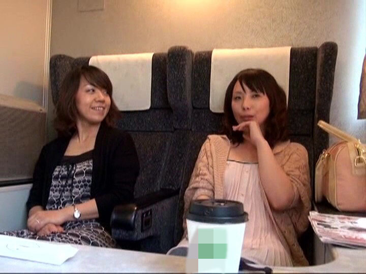 「【人妻】不倫旅行で魅せる濃厚な乱交プレイ｜欲求不満な主婦たちの秘密の温泉旅行」のサムネイル