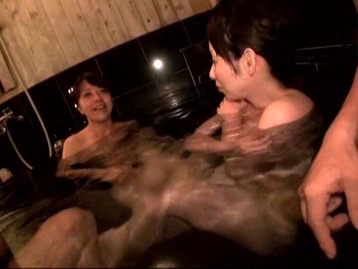 「【人妻】不倫旅行で魅せる濃厚な乱交プレイ|欲求不満な主婦たちの秘密の温泉旅行」のサンプル画像14枚目