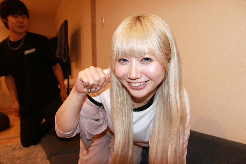 「【素人ギャル】深夜コンビニでナンパした美女とフェラ＆3Pプレイで顔射フィニッシュ」のサンプル画像7枚目