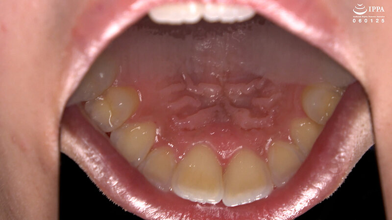 「【加護まり】口内・歯・のどちんこ観察＆咀嚼プレイ【フェチ動画】激レア巨大女作品」のサンプル画像5枚目