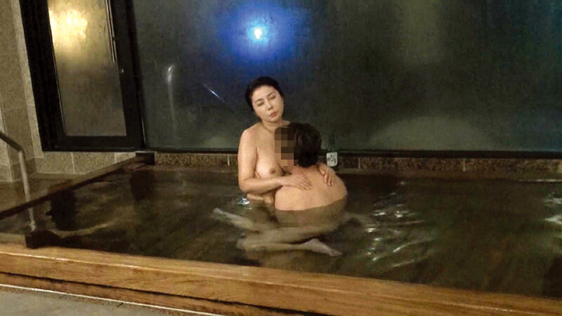 「【人妻熟女】混浴温泉で魅せる艶姿を盗撮風のぞき映像｜素人妻の入浴シーン」のサンプル画像4枚目