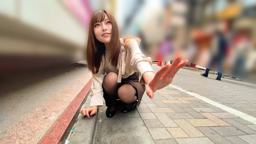 「【素人】黒パンストOL美女がリモコンバイブ散歩で羞恥プレイ！我慢できずに感じまくる姿が必見」のサンプル画像2枚目