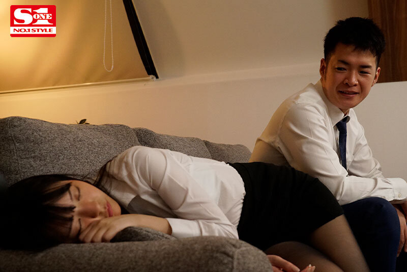 「浅野こころのNTR騎乗位が凄い！美少女スレンダー女優の寝取られ出張相部屋プレイ」のサンプル画像9枚目