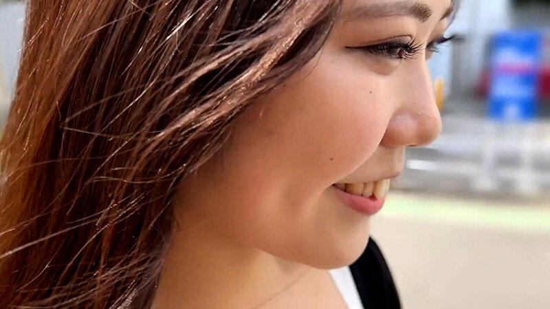 「【素人ナンパ】美人アパレル店員のお姉さんにキスをお願い!街中で声かけ成功の神回」のサンプル画像2枚目