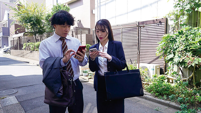 「望月りんね 美乳パイパンの美人同僚とまさかの相部屋でオナニー&フェラ 逆NTRエロ動画」のサンプル画像4枚目