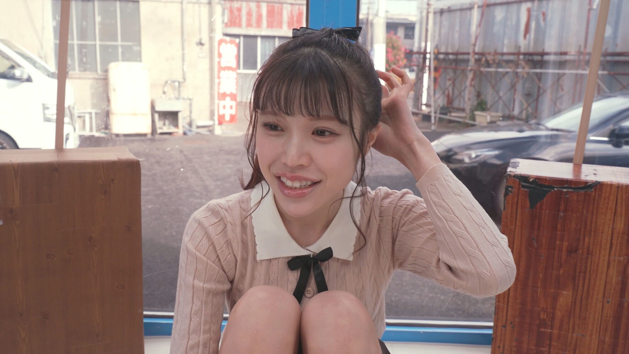 「街行く素人娘が脱ぎ脱ぎあっち向いてホイ対決！顔を向けた先に服を1枚脱ぐ、手コキ、フェラ、キスなどのHな罰ゲーム！先に相手を全裸にしたら勝ち！負けたら即ハメ中出し！撮って出し！マジックミラー号～りょうか編～」のサムネイル