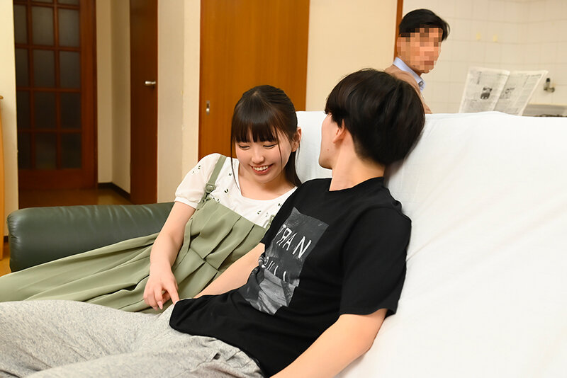 「桜井千春が義妹役で騎乗位中出し！女子校生コスで親にバレないようこっそりエッチする背徳プレイ」のサンプル画像2枚目