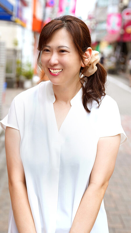 「【素人ナンパ】商店街で見つけた巨乳美熟女人妻に電マ責め＆潮吹き中出しフェラ奉仕」のサンプル画像3枚目