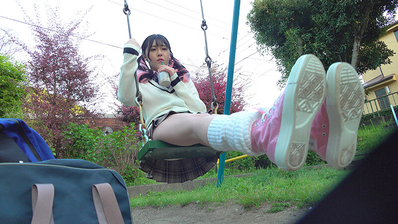 「皆瀬あかり 制服女子校生が大量潮吹き＆お漏らし連発！痴女JKの過激プレイ動画」のサンプル画像2枚目