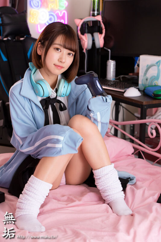 「美少女コスプレ妹と中出し三昧！羞恥プレイで責められる奈築りおの過激ゲーマー生活」のサムネイル