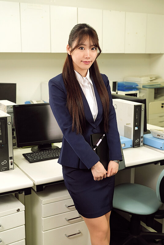 「花守夏歩・望月りんね・石原青が魅せるOL中出し＆イラマチオ！不動産レディーの衝撃体験」のサンプル画像8枚目