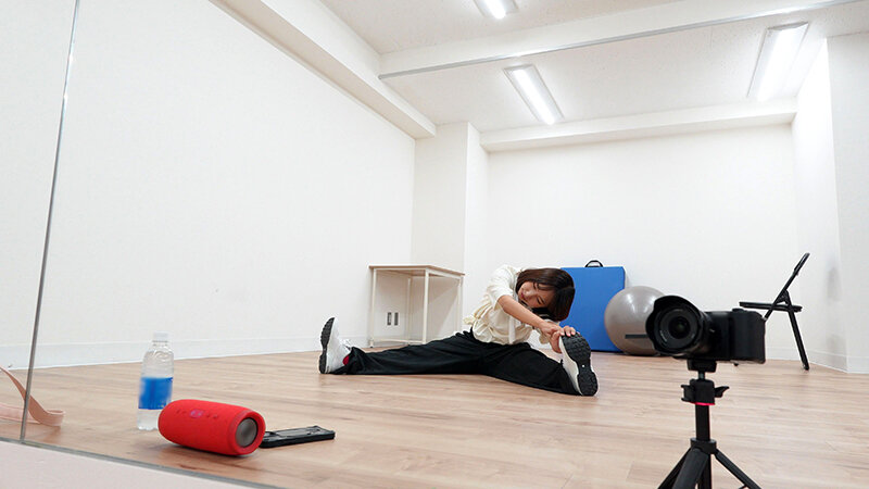 「【素人】巨乳アイドルのハメ撮り中出し映像が流出！マネージャーとの禁断プライベート動画」のサンプル画像2枚目