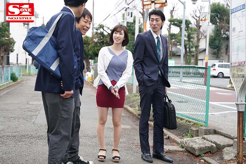 「奥田咲のパイズリ＆イラマチオが凄い！巨乳人妻が男たちに責められる濃厚プレイ作品」のサムネイル