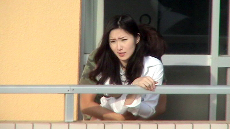 「【素人人妻】日常生活の油断を盗撮・のぞき!近親相姦や野外露出も収録した主婦の秘密映像」のサンプル画像9枚目