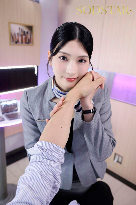 「本庄鈴が美容部員コスで魅せる濃厚フェラテクニック!職業色々シリーズ人気作」のサンプル画像5枚目