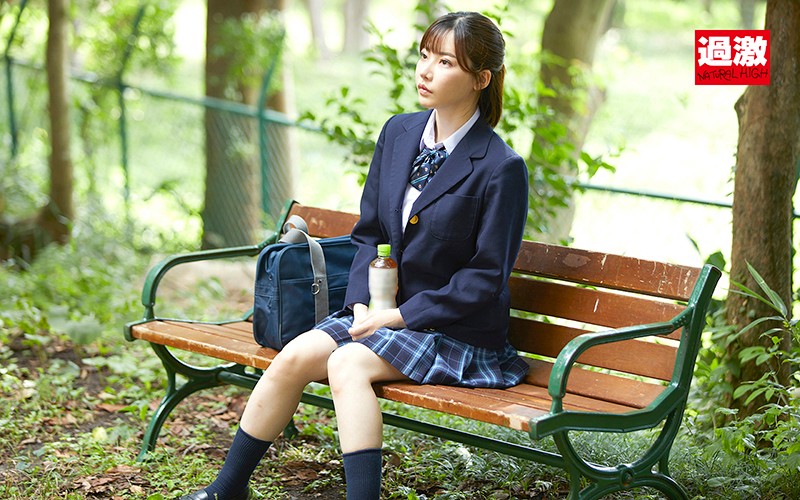 「深田えいみ 野外露出で顔射＆フェラ連続おねだり！セーラー服美少女JKの大胆プレイ」のサンプル画像1枚目