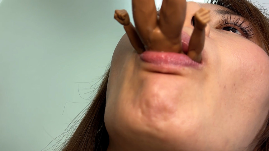 「【素人】れなちゃんの唾液たっぷり舐め奉仕プレイ【M男向け】痴女テクニックで人形を責める」のサンプル画像11枚目