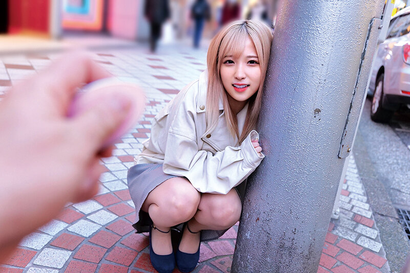 「【素人美少女】野外リモコンバイブ散歩で羞恥プレイ初体験！我慢できず絶頂＆中出しセックス」のサムネイル