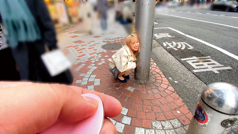 「【素人美少女】野外リモコンバイブ散歩で羞恥プレイ初体験!我慢できず絶頂&中出しセックス」のサンプル画像18枚目