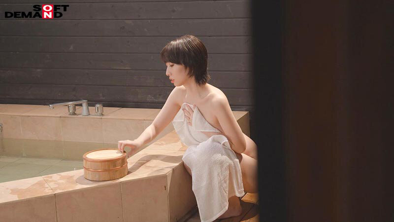 「朝日奈肖の野外露出プレイ!巨乳F乳人妻が水着姿で魅せる大胆ボディと巨尻の魅力」のサンプル画像10枚目