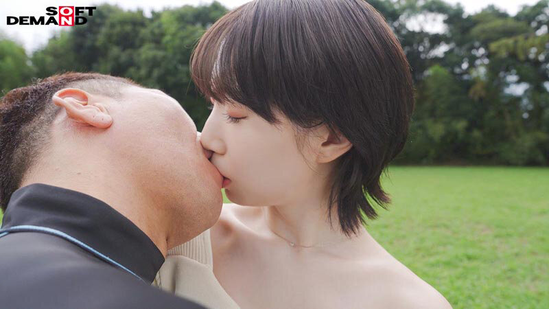 「朝日奈肖の野外露出プレイ!巨乳F乳人妻が水着姿で魅せる大胆ボディと巨尻の魅力」のサンプル画像5枚目
