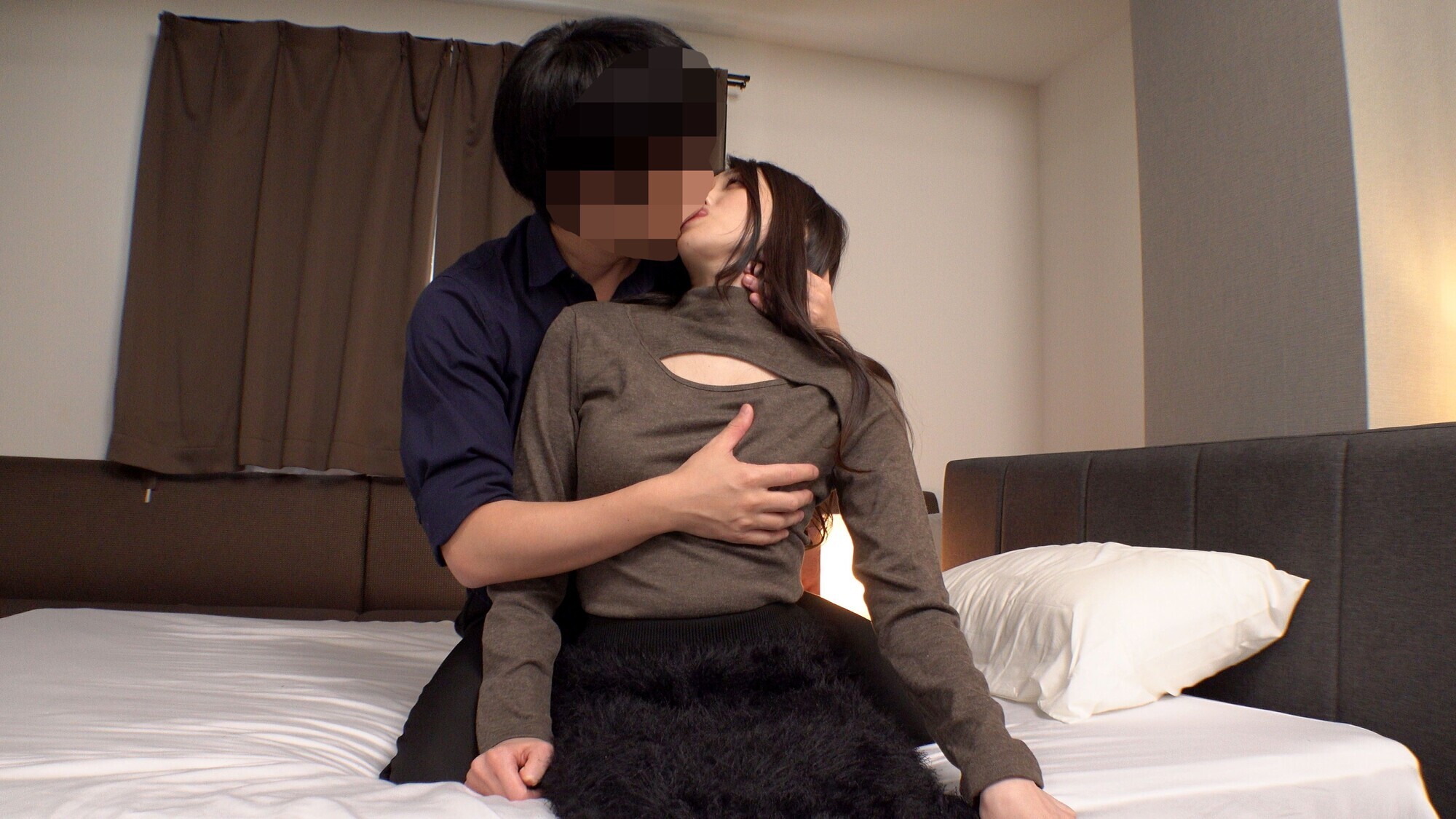「数年前までお天気お姉さんとして活躍していた人妻 普通の生活に憧れて引退したが刺激が無くてストレスMAX!若い時を思い出す為のドスケベ中出しSEX」のサンプル画像4枚目