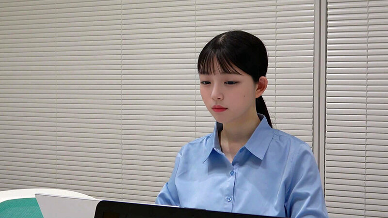 「【素人】デリヘルで同僚と遭遇！真面目な美乳女教師が90分のサービスでまさかの展開に」のサムネイル