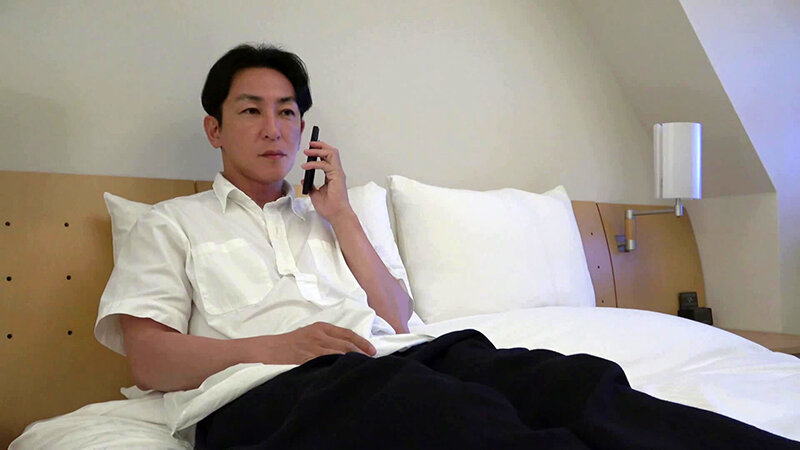 「【素人】デリヘルで同僚と遭遇!真面目な美乳女教師が90分のサービスでまさかの展開に」のサンプル画像2枚目