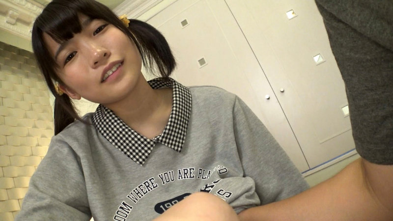 「小柄で貧乳な美少女みさきが初めての乱交プレイに挑戦する過激映像」のサムネイル