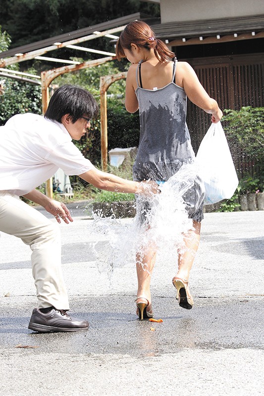 「【素人】突然のパンツずらし&水かけイタズラ!野外露出プレイで羞恥体験【屋外撮影】」のサンプル画像9枚目