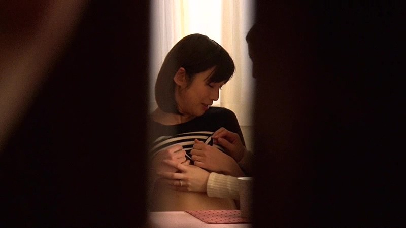 「佐々木あき×藍川美夏のNTRレズビアン｜人妻が親友に寝取られる濃厚レズキス盗撮動画」のサンプル画像2枚目