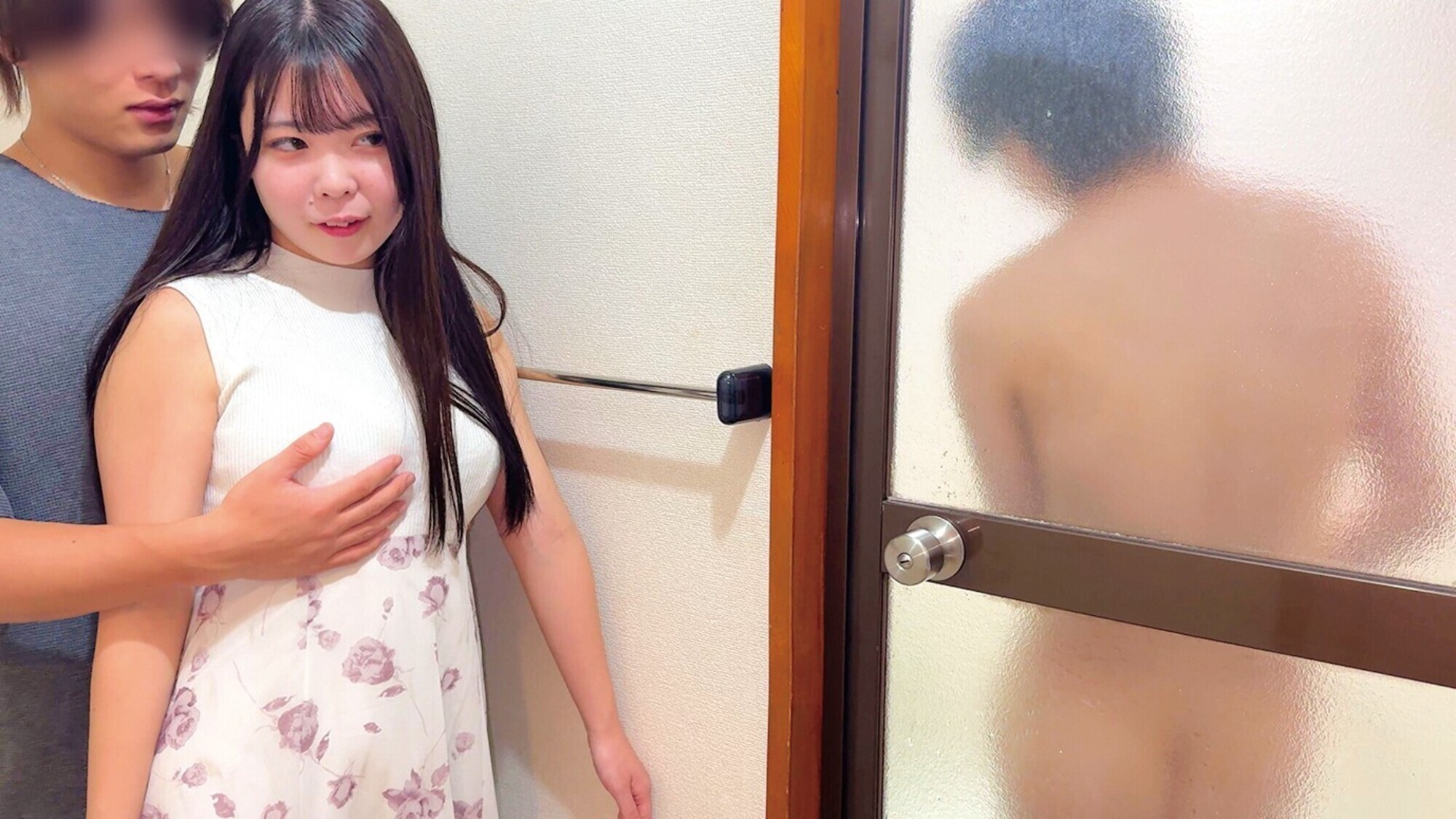 「素人奥様が旦那が風呂に入っている約30分だけの限定NTRに挑戦!自宅でご無沙汰奥様が旦那の横でバレないように浮気セックス!旦那では味わえない年下デカチ○ポの激ピストンに喘ぎ声を我慢しつつも大絶頂!欲求不満オマ○コに溢れるほど連続大量生中出し!4組8発!」のサンプル画像20枚目