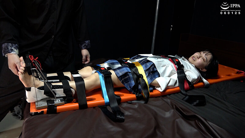 「【加護まり】制服美少女の足裏くすぐり拘束プレイ！敏感な反応がたまらない【フェチ動画】」のサムネイル