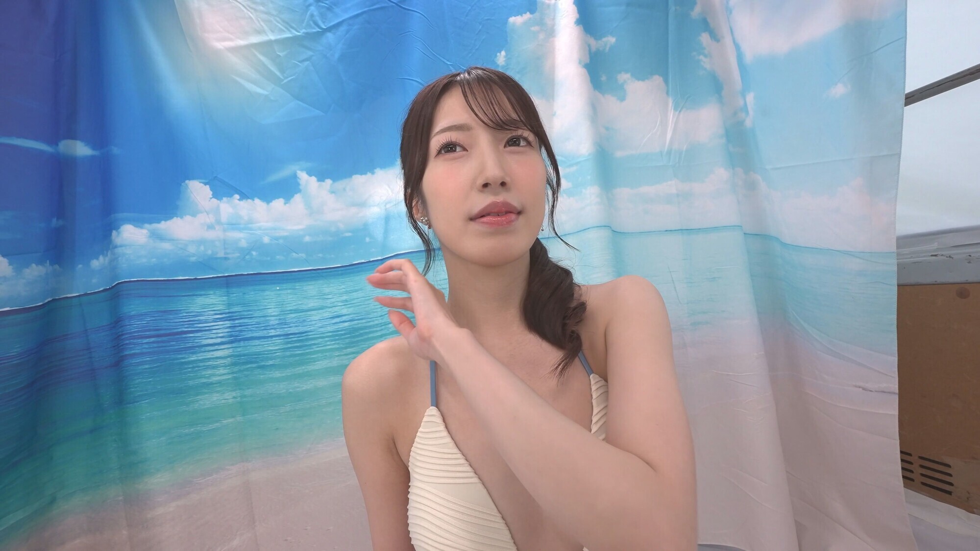 「湘南ビーチで声をかけたビキニギャルが火照った身体をクールダウンさせる冷感ローションマッサージ体験!体温が下がるはずなのに【こっそり混ぜた発情剤】で性欲が覚醒!敏感になった乳首やクリをいじられ、ガニ股失禁イキ潮噴射!快感に負けて自分からデカチン中出しをおねだりしちゃうなんて!~まゆみ編~」のサムネイル