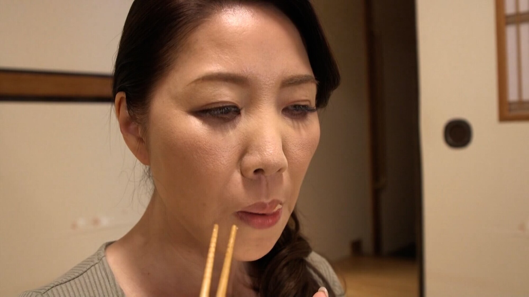 「還暦の夫が役立たずで性欲を持て余す五十路熟女の禁断のエロドラマ!」のサムネイル