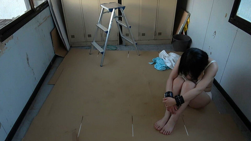 「【素人】巨乳美女が倉庫で羞恥プレイ！イラマチオから中出しまで快楽に溺れる衝撃映像」のサンプル画像14枚目