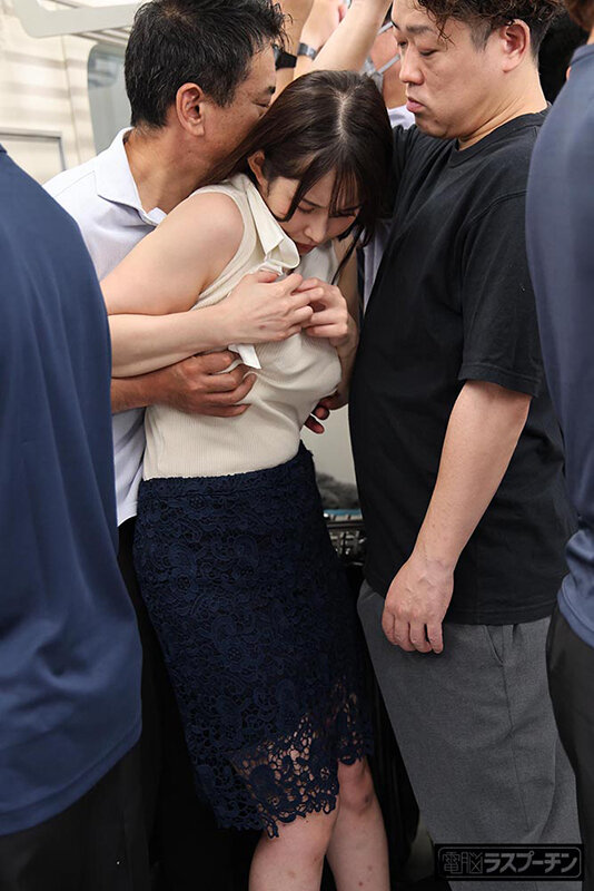 「二羽紗愛が羞恥の拘束プレイで潮吹き絶頂！巨乳美女が満員電車で乳首責めされる衝撃作」のサンプル画像3枚目