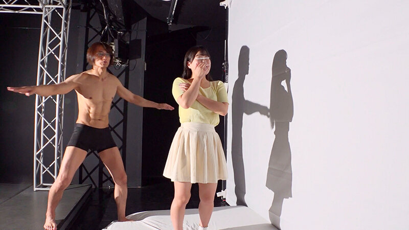 「【素人】女子大生が彼氏の前で寝取られ中出しSEX！ドキドキシルエットクイズで禁断の展開【NTR】」のサンプル画像2枚目