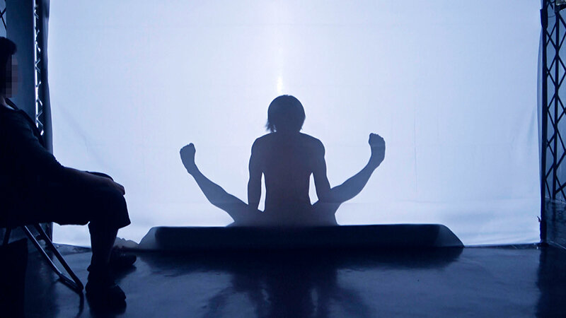 「【素人】女子大生が彼氏の前で寝取られ中出しSEX！ドキドキシルエットクイズで禁断の展開【NTR】」のサンプル画像3枚目