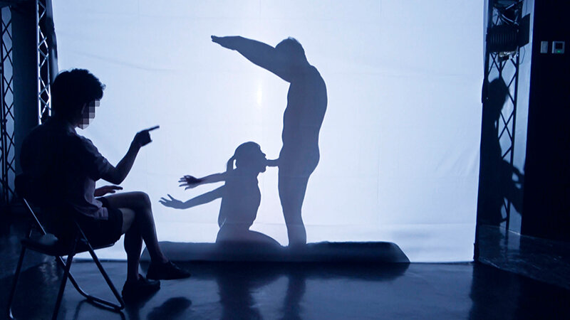 「【素人】女子大生が彼氏の前で寝取られ中出しSEX！ドキドキシルエットクイズで禁断の展開【NTR】」のサンプル画像5枚目