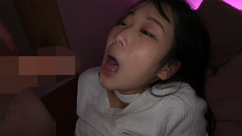 「【素人】推定Iカップ爆乳美女の無防備な寝姿を盗撮！睡眠中に中出しされる24歳OL【盗撮・のぞき】」のサンプル画像8枚目